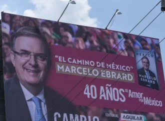 Tribunal Electoral contradice al INE y aprueba publicidad del libro de Marcelo Ebrard