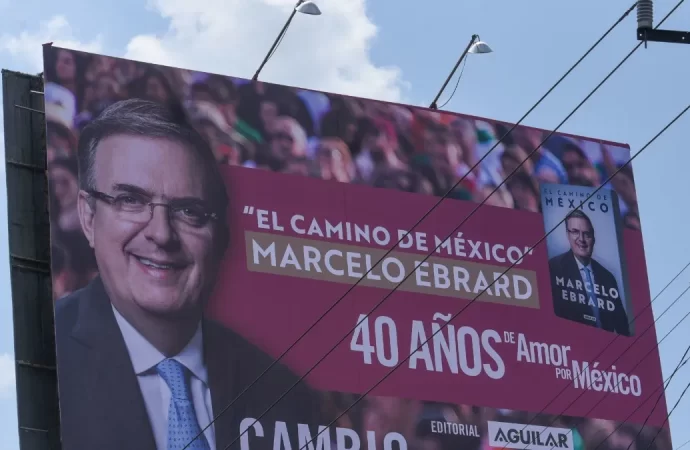 Tribunal Electoral contradice al INE y aprueba publicidad del libro de Marcelo Ebrard