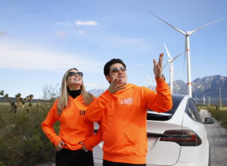 Samuel García impulsa la electromovilidad… desde su Tesla