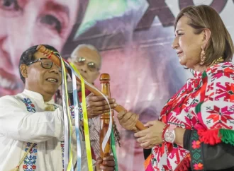 Xóchitl Gálvez presume bastón de mando
