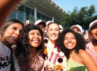 Simpatizantes le dan calurosa bienvenida a Claudia Sheinbaum en Acapulco