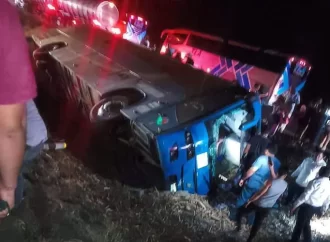 Autobús con simpatizantes de Morena sufre volcadura camino a mitin de Sheinbaum