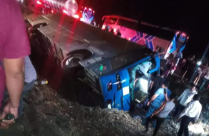 Autobús con simpatizantes de Morena sufre volcadura camino a mitin de Sheinbaum