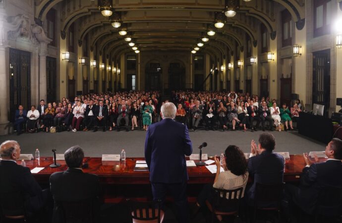 Agradece AMLO a diputados de Morena que impulsaron reformas de la 4T