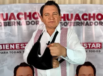 El candidato morenista ‘Huacho’ Díaz Mena sufre accidente carretero