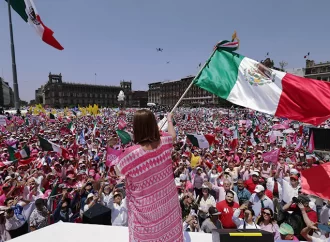 Le pide INE a activista explicar si financió cierre de Xóchitl en Zócalo