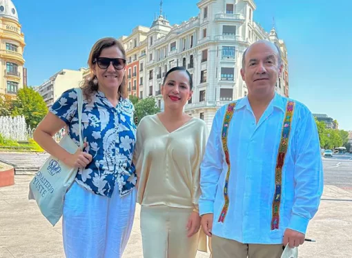 Tunden a Sandra Cuevas por salir en foto con Felipe Calderón y Margarita Zavala