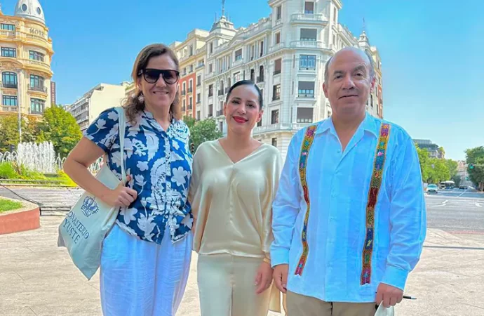 Tunden a Sandra Cuevas por salir en foto con Felipe Calderón y Margarita Zavala