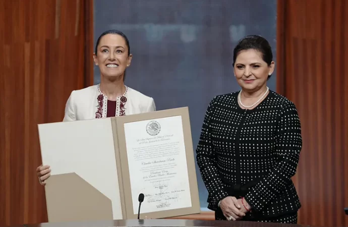 Recibe Claudia Sheinbaum constancia como presidente electa de México