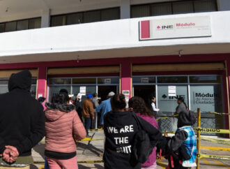 Largas filas en el INE durante último día para renovar la credencial para votar