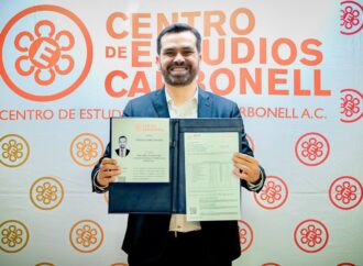 Álvarez Máynez presume su titulación como maestro