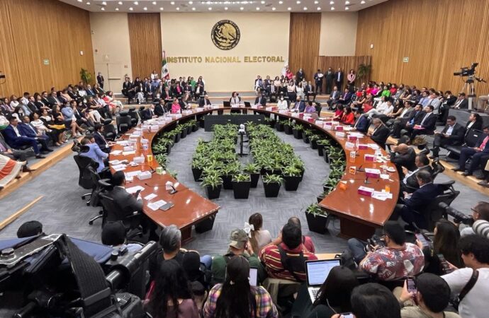 Se lanzan acusaciones mutuas Morena y PRD-PAN en sesión del INE