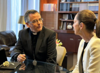 Sheinbaum entrega rosa bendecida por el Papa a la Basílica de Guadalupe