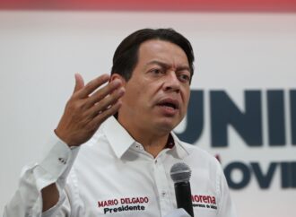 Mario Delgado paga los tamales y se burla del INE