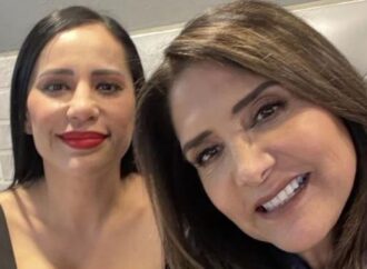 Sandra Cuevas llega acompañada de Alejandra Barrales a la sede de MC