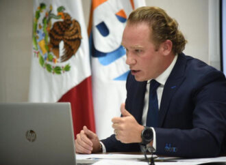 Increpan a Santiago Taboada en Ibero; le recuerdan acciones ‘misóginas’