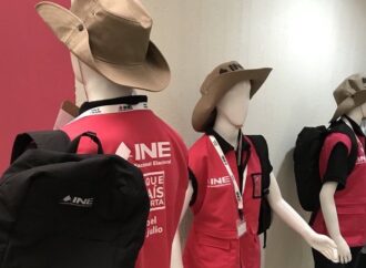 Capacitadores del INE continúan trabajando sin uniforme completo