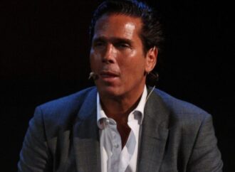 Tunden en redes a Roberto Palazulos por felicitar a las mujeres