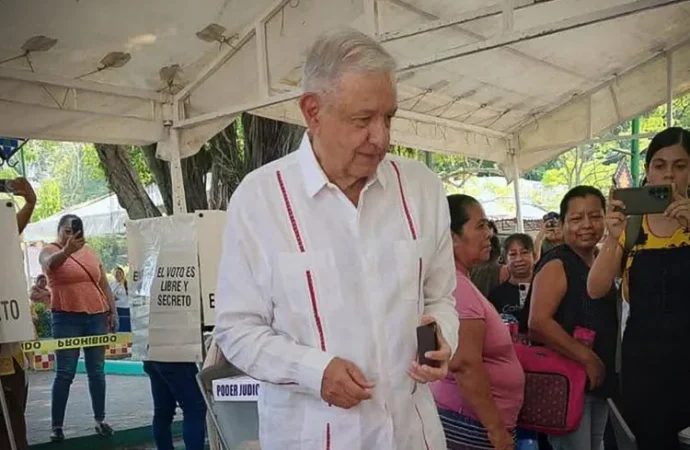 “Tenemos a la mejor presidenta del mundo”: AMLO sale del retiro político y acude a votar