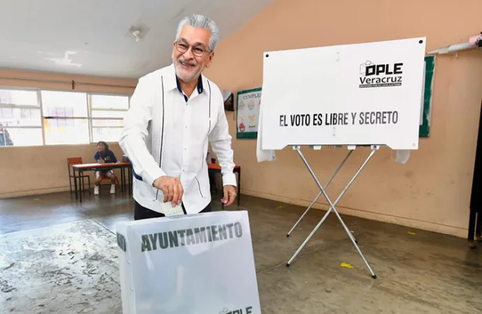 Alberto Islas celebra “fiesta cívica” electoral en Xalapa